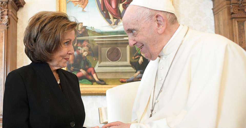 Giáo hoàng Francis và Nancy Pelosi trao đổi quà tặng trong buổi tiếp kiến ​​riêng tại Vatican ngày 9 tháng 10 năm 2021.