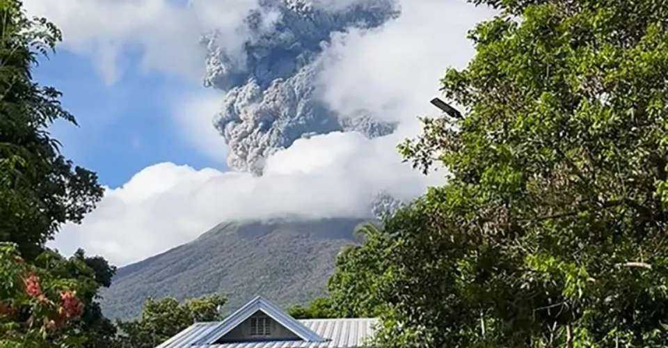 Quang cảnh vụ phun trào của núi lửa Mt Kanlaon nhìn từ thị trấn La Castellana trên đảo Negros ở miền trung Philippines.