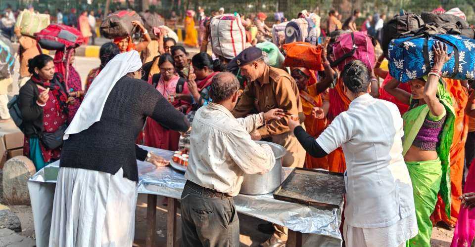 https://i.ucanews.com/ucanews/uploads/2025/02/check-indian-catholics-lend-helping-hands-to-kumbh-mela-pilgrims-67a4742e2dd80_600.jpeg