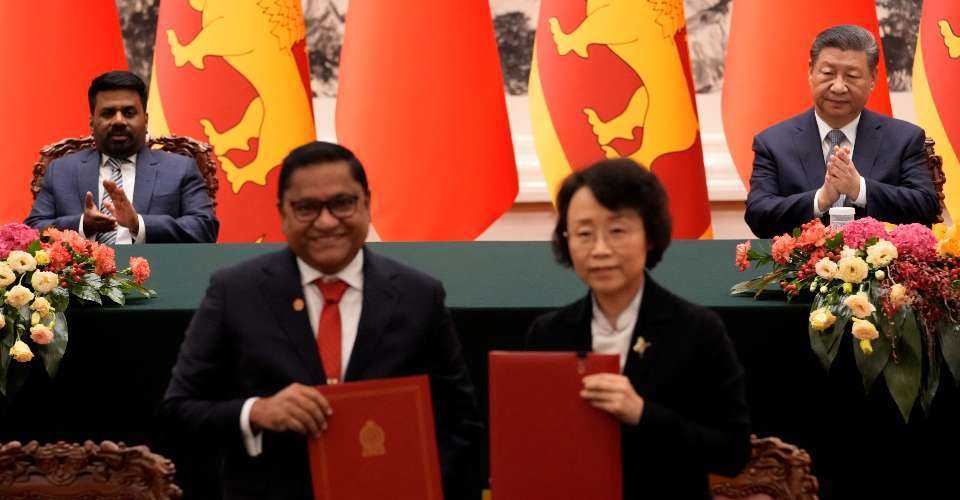 Chinese President Xi Jinping (top right) and Sri Lankan President Anura Kumara Dissanayake (top left) applaud as they preside over a signing ceremony at the Great Hall of the People in Beijing on Jan. 15. 