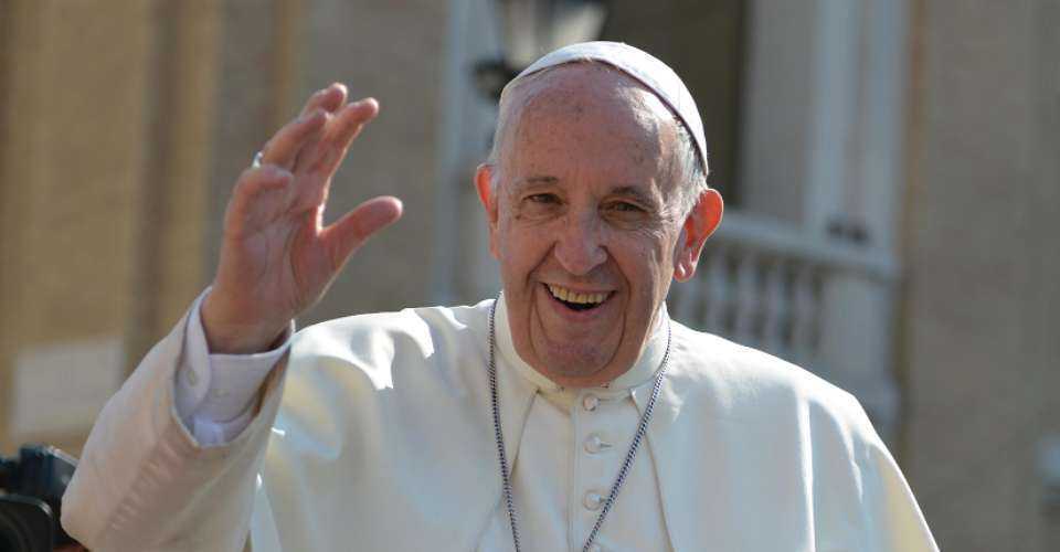 Pilgrims gather as Pope Francis lies in state