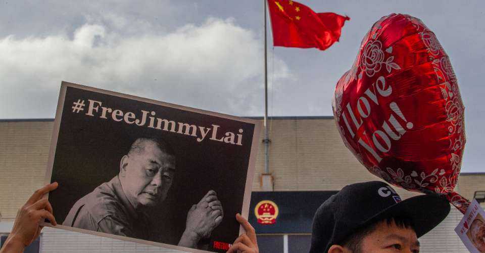 A visual metaphor for verification and security checks in online processes