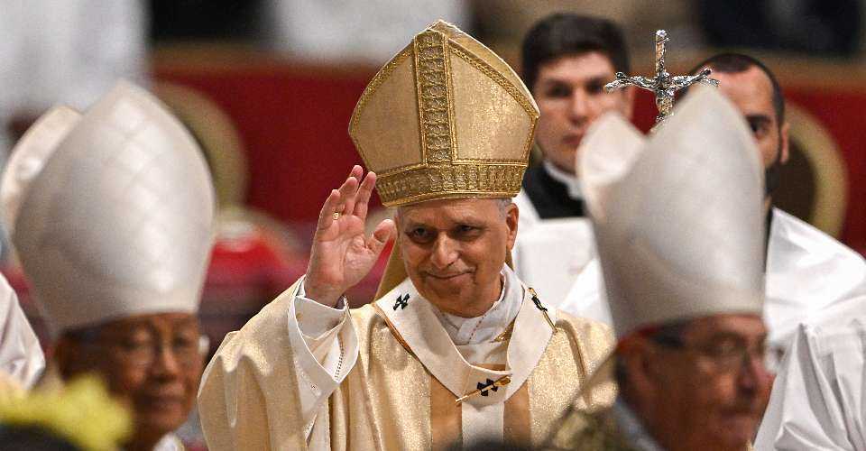 Pope urges new priests to welcome 'suffering humanity'