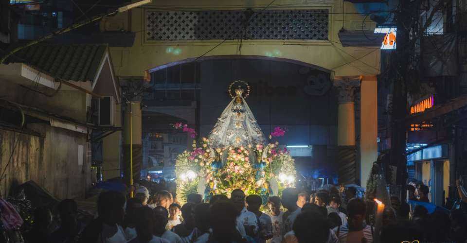 Filipinos pray for peace in 24-km overnight procession
