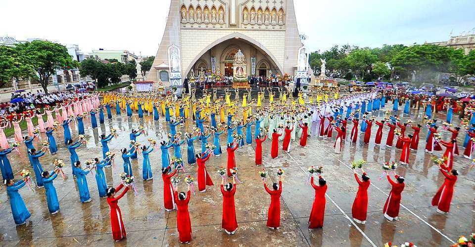 Vietnamese Catholics keep Marian flower-offering traditions blooming