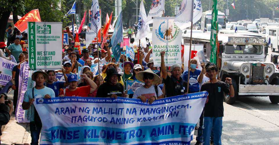 Philippine fishermen seek ban on shallow water industrial fishing