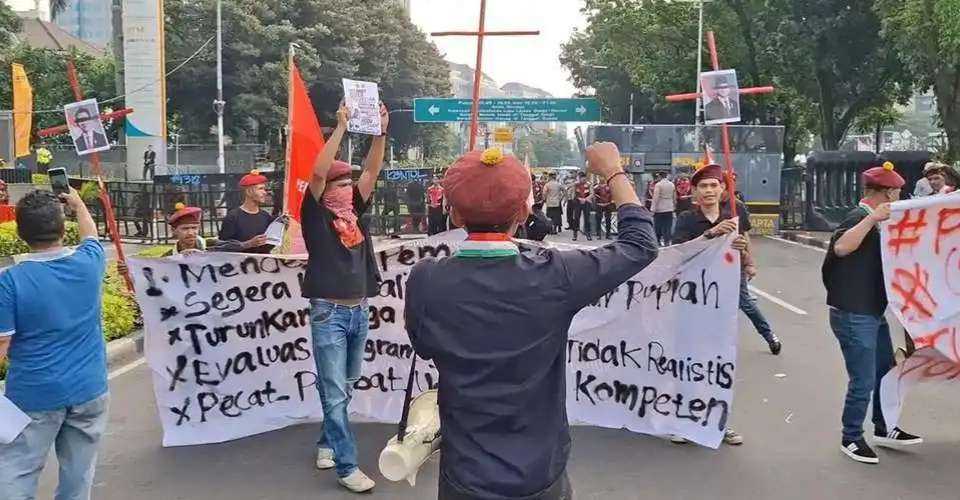 Indonesia meal program protests, India deportation allegations, China church crackdown lead Asia news this week